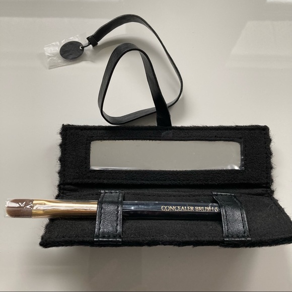 Estée Lauder Concealer Brush With Carrying Case - Picture 2 of 4